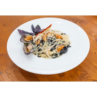 Паста «С чернилами каракатицы и морепродуктами в сливочном соусе»